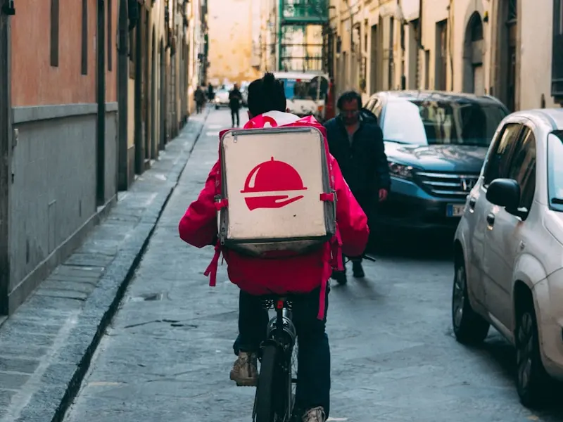 Repartidor en moto con rastreo GPS para delivery
